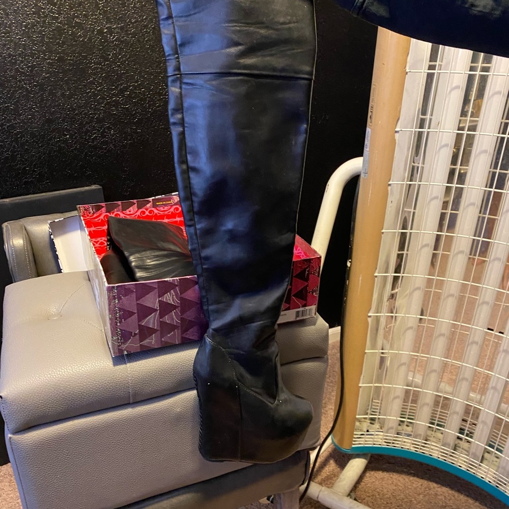 Over the knee Jeffery Campbell daredevil